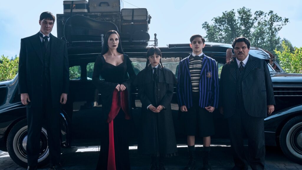 2ª temporada de Wandinha ganha vídeo inédito de bastidores Joonas Suotamo, Catherine Zeta-Jones, Jenna Ortega, Isaac Ordonez, Thing, Luis Guzmán em Wandinha (Divulgação / Netflix)