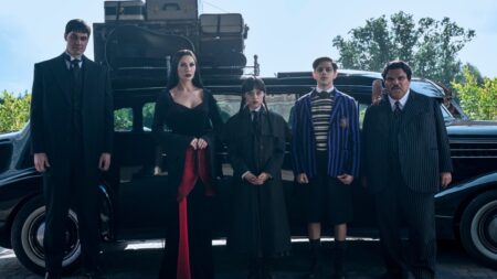 Joonas Suotamo, Catherine Zeta-Jones, Jenna Ortega, Isaac Ordonez, Thing, Luis Guzmán em Wandinha (Divulgação / Netflix)