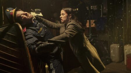 Bailarina: Filme usa criatividade e sobrevivência para cenas de ação Ana de Armas como Eve em Bailarina (Reprodução / Lionsgate)