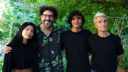 Os diretores Zahỳ Tentehar e Felipe M. Bragança, e dois dos quatro protagonistas Mario Jorgi e Bruno Gagliasso (Divulgação / Guilherme Tostes)