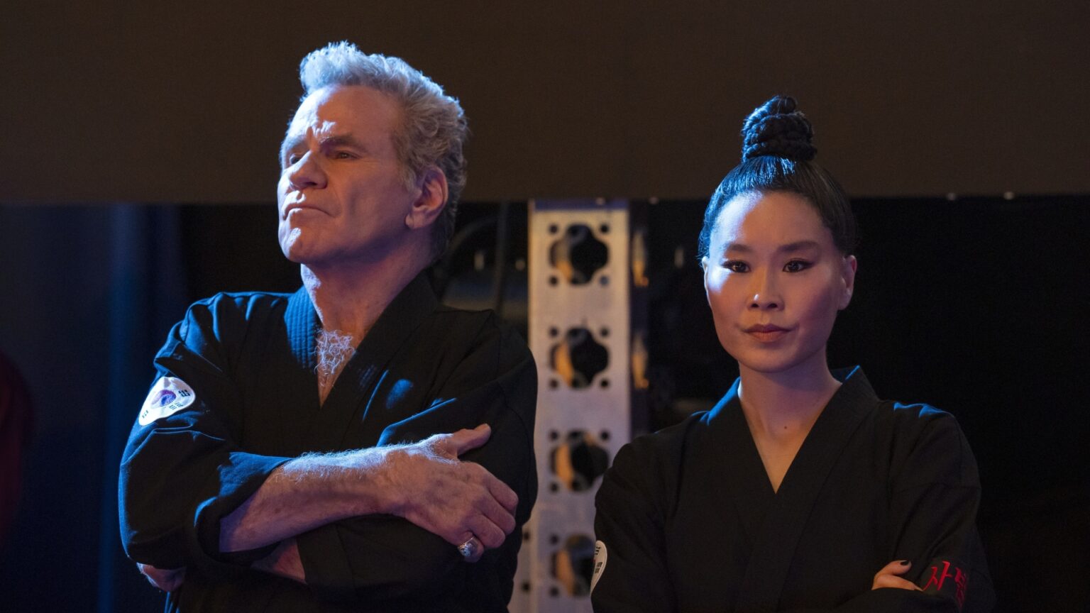 Martin Kove pede desculpas por morder colega de elenco de Cobra Kai Martin Kove Alicia Hannah Kim Cobra Kai
