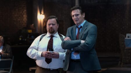 Liam Neeson como Frank e Paul Walter Hauser como Ed em Corra Que a Polícia Vem Aí (Reprodução / Paramount)