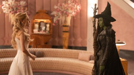 Universal Pictures lança primeiro trailer de Wicked: Parte II Ariana Grande como Glinda e Cynthia Erivo como Elphaba em Wicked: Parte II (Reprodução / Universal Pictures)