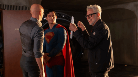 James Gunn, David Corenswet e Nicholas Holt em Superman (Divulgação / Warner Bros.)
