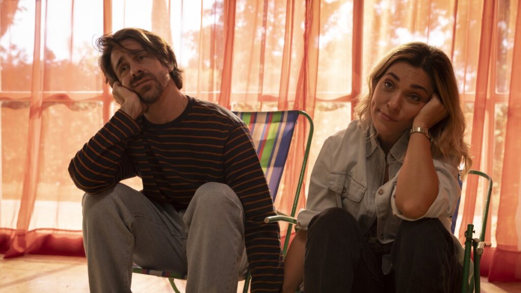 Júlia Rabelo como Olívia e Felipe Abibi como Marvel em Mal Me Quer (Reprodução / Warner Channel)