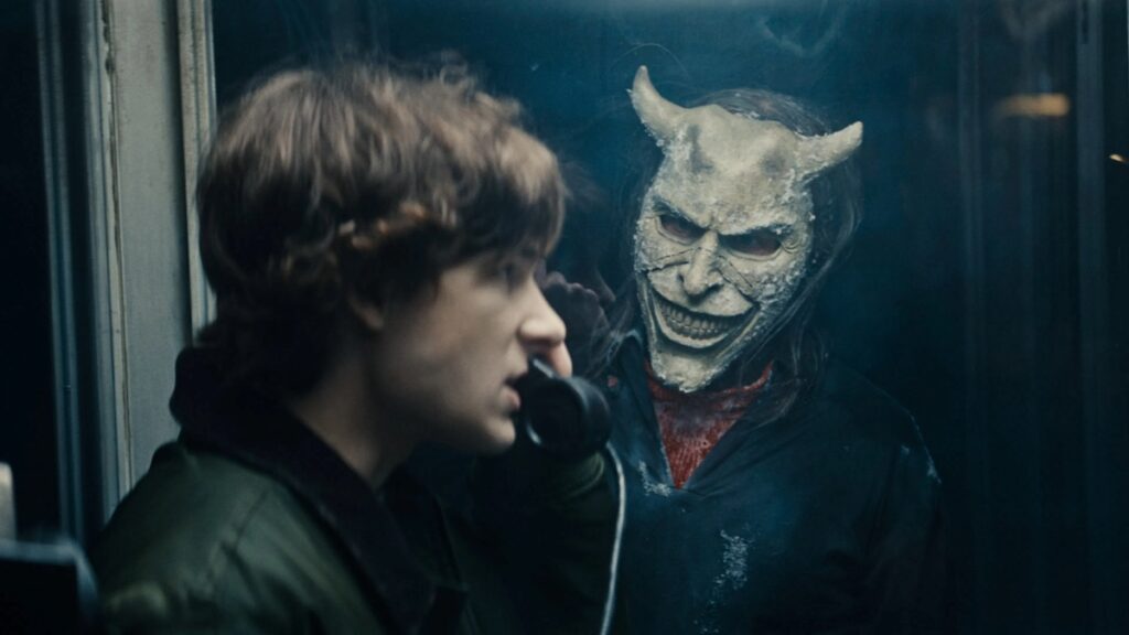 Trailer apresenta uma abordagem inesperada para O Telefone Preto 2 Mason Thames como Finney e Ethan Hawke como Grabber em O Telefone Preto 2 (Reprodução / Universal Pictures)