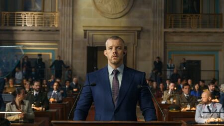 Russell Tovey como Barclay em The War Between The Land and the Sea (Divulgação / BBC)