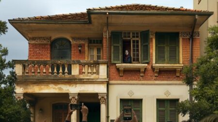 Prime Video divulga cartaz oficial de A Mulher da Casa Abandonada, confira Cartaz vertical A Mulher da Casa Abandonada 1