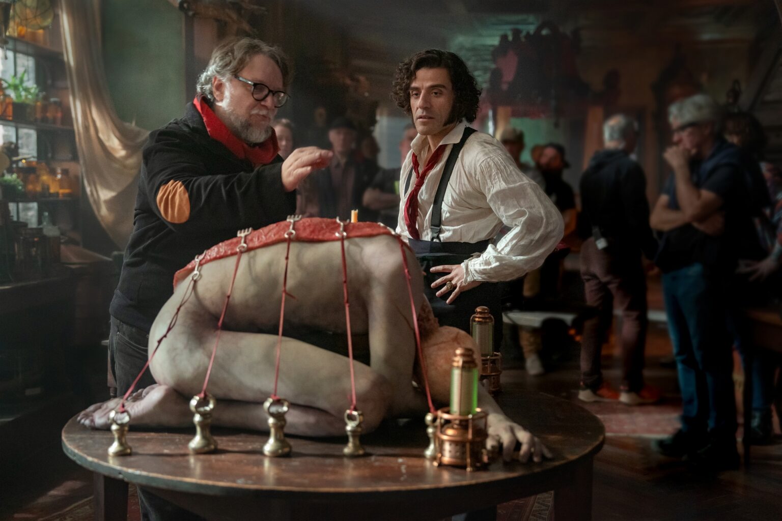Diretor Guillermo del Toro e Oscar Issac como Victor Frankenstein no set de Frankenstein (Divulgação / Netflix)