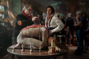 Diretor Guillermo del Toro e Oscar Issac como Victor Frankenstein no set de Frankenstein (Divulgação / Netflix)