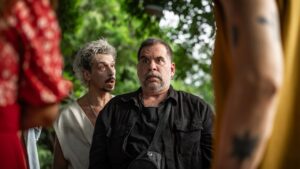 Comédia ‘O Rei da Feira’ diverte ao unir mistério e brasilidade; veja crítica Leandro Hassum e Pedro Wagner em O Rei da Feira (Divulgação/Laura Campanella)