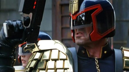 Juiz Dredd vai ganhar nova adaptação no cinema; saiba quem é o diretor Sylvester Stallone O Juiz