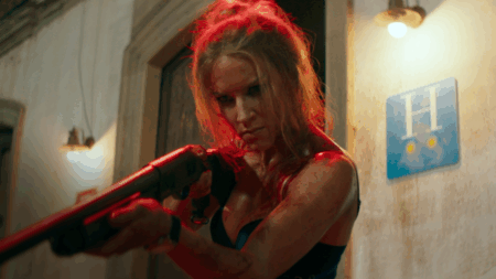 Charlotte Kirk como Scarllet Monaghan em A Duquesa Vingadora (Reprodução / Adrenalina Pura+)