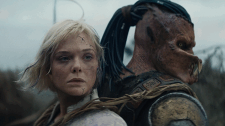 Thia (Elle Fanning) e Dek (Dimitrius Schuster-Koloamatangi) em Predador: Terras Selvagens (Reprodução / 20th Century Studios)