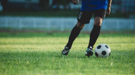 jogador de futebol em estadio freepik