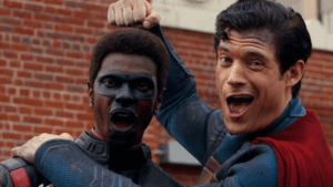 Superman atinge marco em bilheterias mundiais, saiba mais Edi Gathegi e David Corenswet em Superman (Reprodução / Warner Bros.)