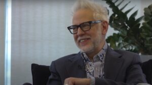 James Gunn explica como o DCU é diferente do MCU James Gunn (Reprodução / YouTube)
