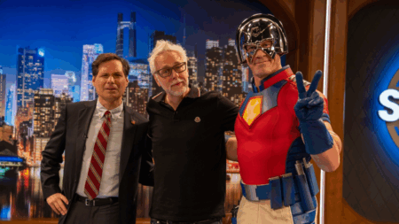 John Cena e James Gunn em Superman (Reprodução / Warner Bros.)