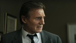 Corra que a Polícia Vem Aí: Diretor lutou para manter a parte mais boba do filme Liam Neeson como Frank em Corra Que a Polícia Vem Aí (Reprodução / Paramount)