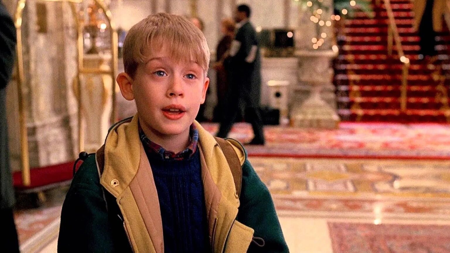 Macaulay Culkin é honesto sobre Esqueceram de Mim 2 ser melhor que o primeiro Macaulay Culkin como Kevin em Esqueceram de Mim 2 (Reprodução / Disney)