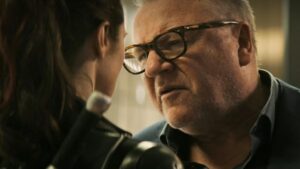 Todas as cenas de vilão de Viúva Negra foram mudadas; saiba o motivo Ray Winstone como Dreykov em Viúva Negra (Reprodução / Marvel)