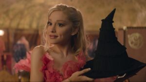 Wicked: Parte II ganha artes inéditas, confira Ariana Grande como Glinda em Wicked (Reprodução / Universal Pictures)