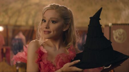 Ariana Grande como Glinda em Wicked (Reprodução / Universal Pictures)
