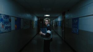 Julia Garner como Justine Gandy em A Hora do Mal (Reprodução / Warner Bros.)