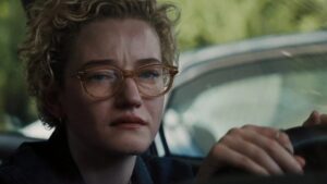Julia Garner como Justine em A Hora do Mal (Reprodução / Warner Bros.)