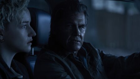 Julia Garner como Justine e Josh Brolin como Archer em A Hora do Mal (Reprodução / Warner Bros.)