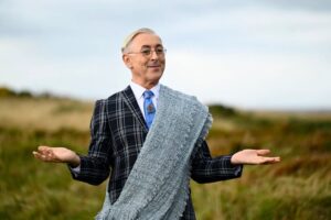 Alan Cumming em Os Traidores (Reprodução / Peacock)