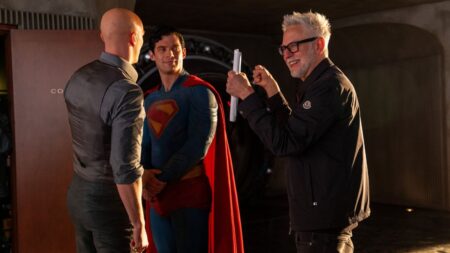 Nicholas Hoult, David Corenswet e James Gunn em Superman