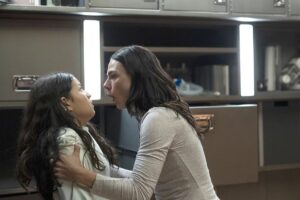 Refilmagem de Quarto do Pânico com Isis Valverde estreia no Festival do Rio Isis Valverde protege Marianna Santos em cena da refilmagem de Quarto do Pânico