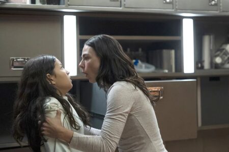 Refilmagem de Quarto do Pânico com Isis Valverde estreia no Festival do Rio Isis Valverde protege Marianna Santos em cena da refilmagem de Quarto do Pânico