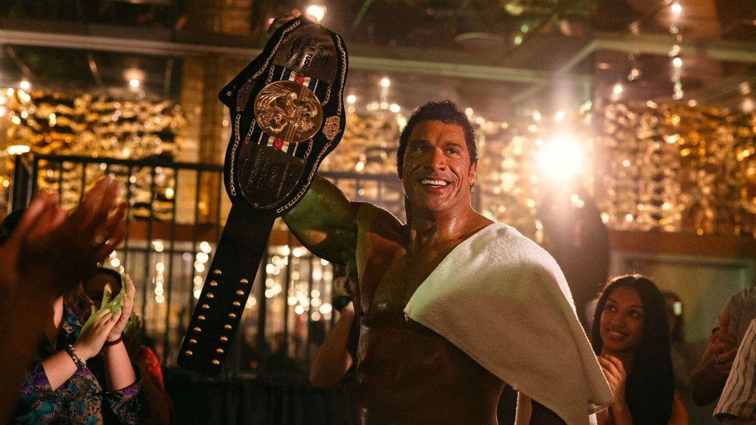 Coração de Lutador, com Dwayne Johnson, estreia nesta semana nos cinemas Dwayne Johnson ergue cinturão em cena de Coração de Lutador, filme da A24