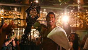Coração de Lutador, com Dwayne Johnson, estreia nesta semana nos cinemas Dwayne Johnson ergue cinturão em cena de Coração de Lutador, filme da A24