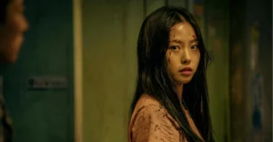 Doramas de terror: 10 séries assustadoras para maratonar Jovem com respingos de sangue no rosto em cena de Sweet Home, um dos melhores doramas de terror
