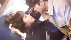 Doramas com atores famosos coreanos: opções para maratonar Cena de Uma Advogada Extraordinária, dorama coreano da Netflix, com os protagonistas em clima romântico.