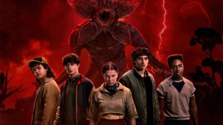 Elenco de Stranger Things: quem são os atores da série e onde mais você já os viu Elenco jovem de Stranger Things na 5° temporada da Netflix: Sadie Sink, Caleb McLaughlin, Finn Wolfhard, Millie Bobby Brown, Noah Schnapp e Gaten Matarazzo em pôster oficial.
