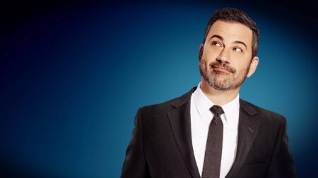 Jimmy Kimmel Live! volta ao ar após suspensão pela Disney Apresentador Jimmy Kimmel de terno e gravata, olhando para cima em foto promocional do Jimmy Kimmel Live!
