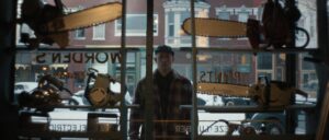 Monstros: 3ª temporada estreia na Netflix com história de Ed Gein Ed Gein, interpretado por Charlie Hunnam, observa a vitrine de uma loja em cena da série Monstros da Netflix