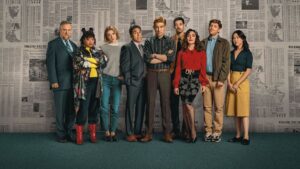 The Paper chega à HBO Max e conecta fãs de The Office Elenco principal de The Paper posando em frente a parede coberta por páginas de jornal em imagem promocional da HBO Max