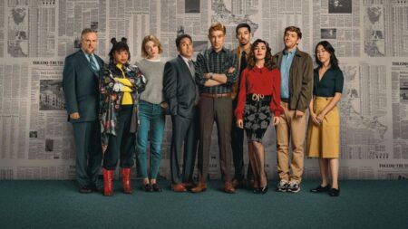Elenco principal de The Paper posando em frente a parede coberta por páginas de jornal em imagem promocional da HBO Max