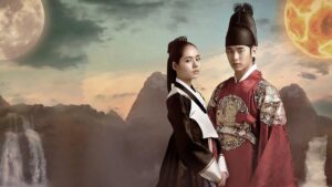 Promocional da série Moon Embracing the Sun, com Heo Yeon-woo / Wol (Han Ga-in) e o Rei Lee Hwon (Kim Soo-hyun) em suas vestes reais, num cenário dramático de fundo celeste.