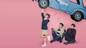 Cena icônica de Strong Woman Do Bong Soon (2017) em que Park Bo-young, no papel de Do Bong-soon, ergue um carro azul com apenas uma mão, demonstrando sua força sobre-humana. Ela sorri com expressão divertida, enquanto ao fundo, Ji Soo como In Guk-doo e Park Hyung-sik como Ahn Min-hyuk estão sentados no chão, olhando espantados para o feito extraordinário. O fundo rosa vibrante realça o tom leve e cômico da série.