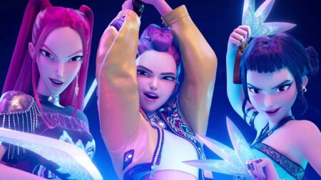 Personagens Rumi, Mira e Zoey em cena de Guerreiras do K-Pop empunhando armas luminosas