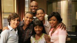 Elenco de Todo Mundo Odeia o Chris: onde estão os atores hoje e curiosidades da série Elenco principal da série Todo Mundo Odeia o Chris reunido em um dos cenários da casa da família Rock, sorrindo para a câmera.