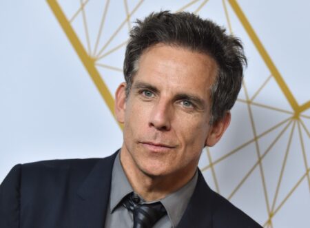‘Está cada vez mais difícil fazer rir’: Ben Stiller desabafa sobre a comédia atual Ben Stiller em evento de gala nos Estados Unidos, usando terno escuro e gravata cinza