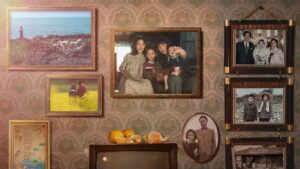 Paredes cobertas por fotos de família e lembranças em “Se a Vida Te Der Tangerinas…”, representando várias gerações.