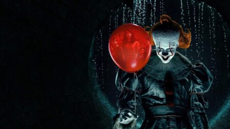 Pennywise segura um balão vermelho em cena de Bem-vindos a Derry, nova série derivada de It na HBO.